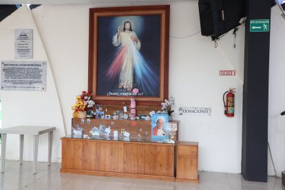 Bajo esta imagen de Jesús de la Divina Misericordia, sus devotos dejan fotos y cartas con pedidos y agradecimientos.