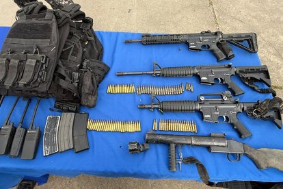 Arsenal incautado a detenidos en Azuay.