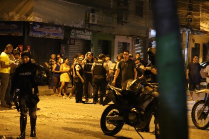 Tras el hecho violento, la Policía llegó al lugar. Moradores, alarmados, salieron de sus casas.