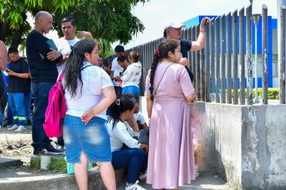 Familiares de Oliver acudieron al Laboratorio de Criminalística para retirar su cuerpo.