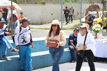 Viviana, hija de Jorge Carrera, fue la encargada de llevar las cenizas a un costado de la cancha donde ahora reposan.