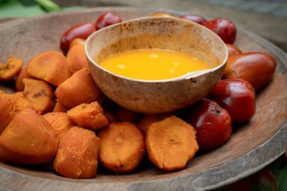 La chicha de chonta es la bebida principal y se comparte como símbolo de unidad en las comunidades Cofán.