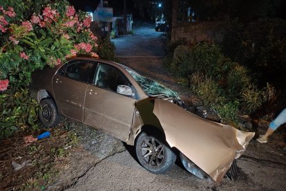 Uno de los vehículos livianos involucrados en el accidente quedó fuera de la calzada, mientras moradores y transeúntes observaban la escena en medio de la emergencia.