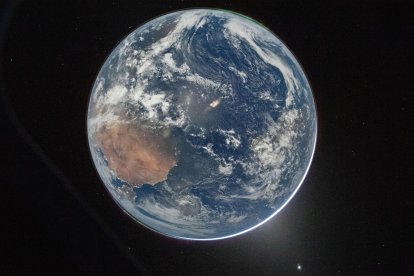 Imagen tomada de la cuenta oficial en X de la @NASA que muestra una fotografía de la Tierra tomada por la tripulación de Artemis II