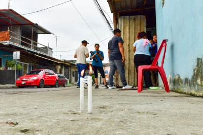 Habitantes del sector realizaron un gesto simbólico tras el violento hecho.