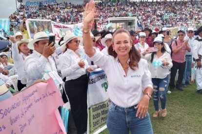 Marcela Aguiñaga en el estadio Los Daulis, en un encuentro con productores agrícolas.