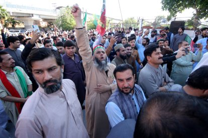 Simpatizantes del partido político Pakistan Tehreek-e-Insaf (PTI) corean consignas tras el aumento de los precios del petróleo durante una protesta contra la inflación en Peshawar, Pakistán.