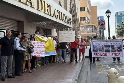 Afectados se manifestaron en los exteriores de la Fiscalía el 6 de abril.