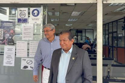 Pita y Gallegos fueron aplaudidos por los condóminos al salir de Fiscalía.