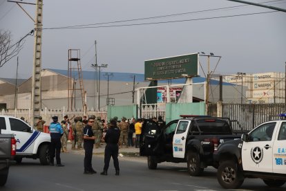 Agentes policiales y de las Fuerzas Armadas acudieron hacia el complejo.