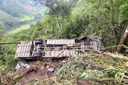 El autobús se impactó contra un pequeño camión y luego se fue a un barranco.