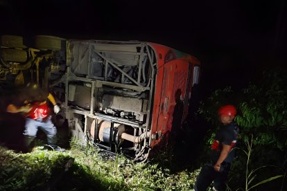 El transporte que se viró en Quinindé retornaba a Quito con gente que había pasado sus vacaciones por feriado en Atacames.