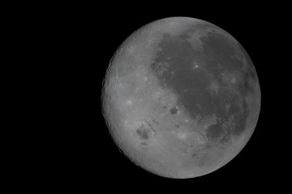 La cara visible de la Luna (derecha) y la cara oculta (izquierda), observada por primera vez por humanos en Artemis II.