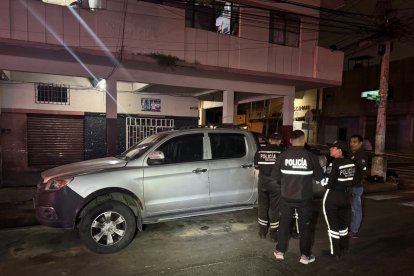 Además de los dos detenidos, ambos mayores de edad, la policía incautó dos vehículos y ocho teléfonos celulares.