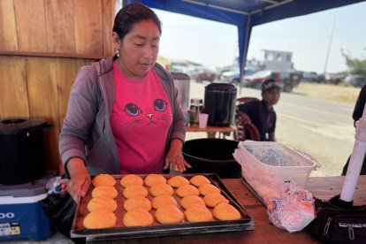 Otras personas son las encargadas de armar las tortillas en el momento.