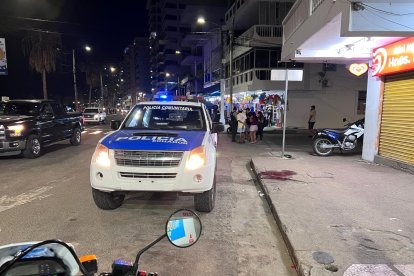 En este lugar del malecón de Salinas se produjo el crimen del turista guayaquileño la noche de este lunes