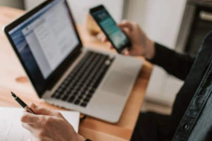 Enlaces sospechosos, archivos adjuntos inesperados y solicitudes urgentes son algunos de los indicios más frecuentes en mensajes fraudulentos