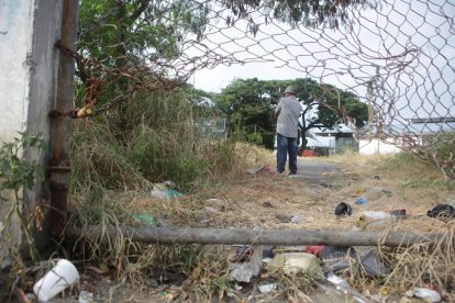 Hueco en la malla metálica habría sido utilizado para ingresar al plantel educativo.