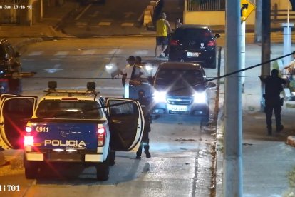 La Policía identificó una camioneta y un auto Chevrolet como parte de la ruta de escape.