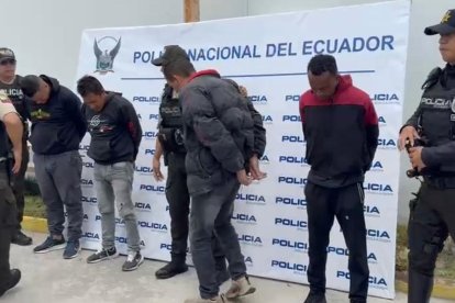 El Diablito Lara (chompa roja) fue detenido junto a otros tres hombres en un intento de robo.