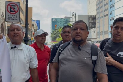 Tras perder su empleo, los guardias del Multicomercio buscan nuevas oportunidades laborales.