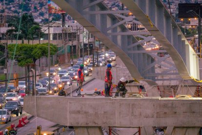 Trabajos del paso elevado obligan a cierre en la Av. del Bombero.