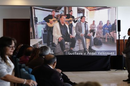 Momento de recogimiento mientras se proyecta la interpretación de Gustavo y Ángel Velásquez.Momento de recogimiento mientras se proyecta la interpretación de Gustavo y Ángel Velásquez.
