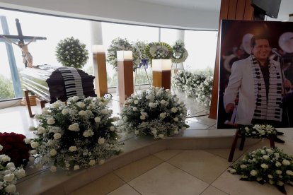 Entre flores y recuerdos, se desarrolló el acto de despedida en honor al fallecido.