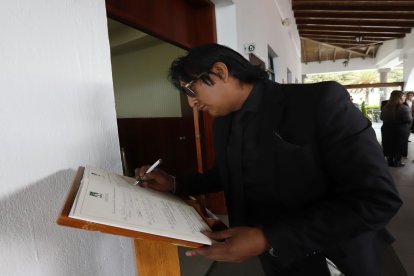 Entre gestos de respeto, se registran mensajes en el libro de condolencias