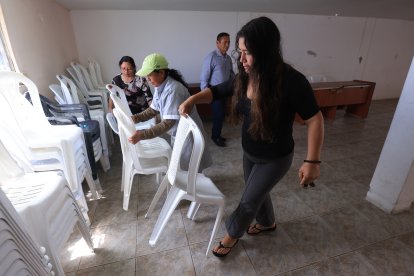 En la casa comunal apenas hay sillas arrumadas y dos escritorios vetustos.