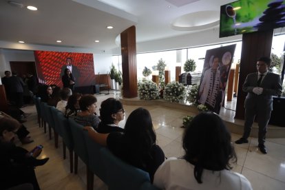 Decenas de personas llegaron al camposanto Monteolivo para despedir al cantante.
