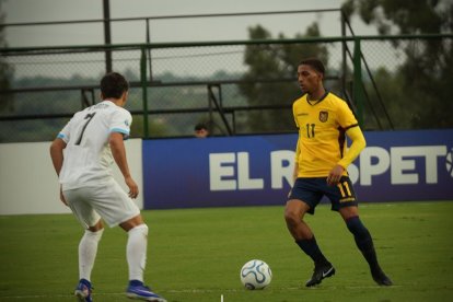 Quintero (d) es una de las figuras de Ecuador en el Sudamericano Sub-17.