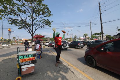 Jenniffer, vendedora ambulante, aprovecha los días de sol y harto calor.