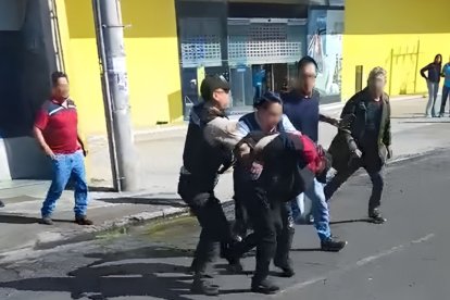 La gente que presenció el violento robo arremetió contra Christian Diablito Lara.
