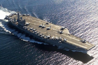 La presencia del portaaviones estadounidense envía un mensaje político contundente