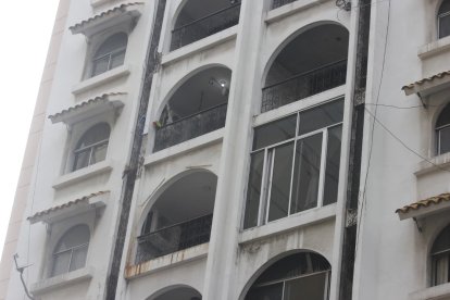 Desde este piso de un edificio de Guayaquil cayó la mujer.