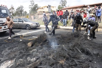 Uniformados de la Policía Nacional del Ecuador intervinieron para abrir un carril en sentido hacia Pifo.