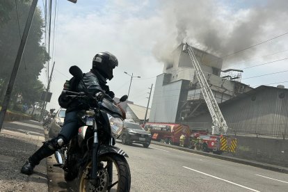 Incendio en avenida Felipe Pezo, en Guayaquil.
