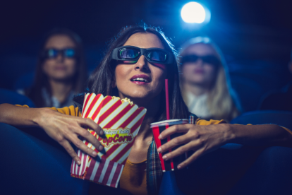 Las salas de cine funcionan como espacios de encuentro para los jóvenes