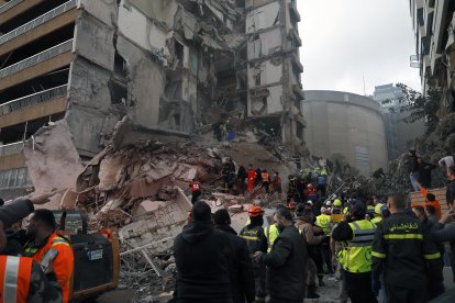 Un edificio residencial fue parcialmente destruido tras un ataque aéreo israelí, en el barrio de Tallet al-Khayat de Beirut, Líbano.