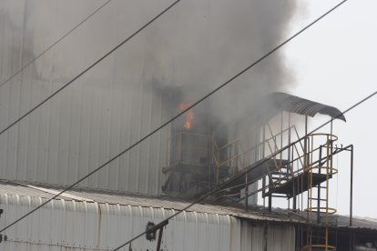 El humo se intensificó durante el mediodía.