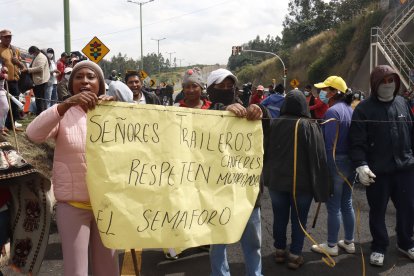 Un grupo de ciudadanos bloquea una vía y exige respeto a las señales de tránsito
