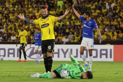 Darío Benedetto (c) de Barcelona SC reacciona, en el partido de la Copa Libertadores ante Cruzeiro en el estadio Monumental.