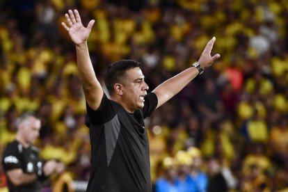 El técnico César Farías gesticula en el partido entre Barcelona y Cruzeiro.