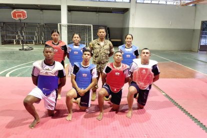 Ronald Gainza (centro) es un entrenador con experiencia en varias selecciones de la Armada del Ecuador.