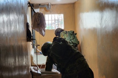 Agentes tácticos inspeccionan un inmueble en Garrapata, Eloy Alfaro, durante el operativo contra el GDC “Los Chechenos”, donde se incautaron armas, municiones y embarcaciones.