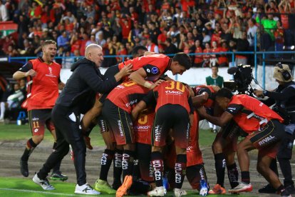 Deportivo Cuenca celebró la victoria ante Santos de Brasil con gol de Lucas Mancinelli.