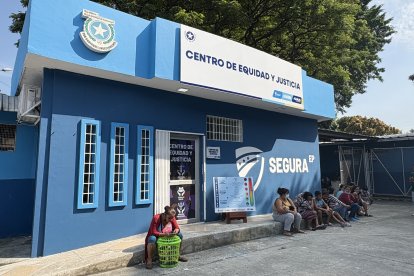 Ciudadanos atención en la veterinaria de Proanimal, un espacio que el personal del CEJ aprovecha para acercar sus servicios a usuarios.