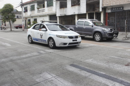 Agentes de la Policía Nacional acudieron al sitio tras el reporte de disparos en el suburbio de Guayaquil.