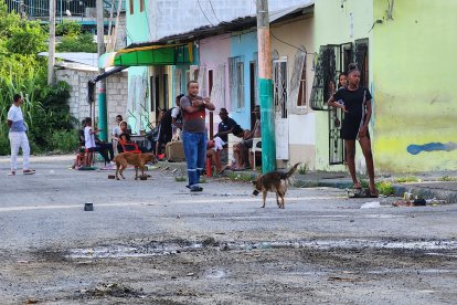 Vecinos del sector Isla Luis Vargas Torres permanecen en la calle tras el asesinato registrado el 8 de abril, reflejando la cotidianidad interrumpida por la violencia.